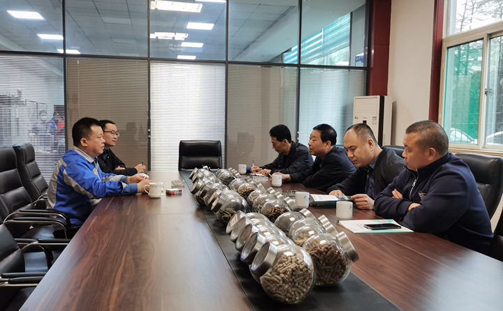 与集团总经理孙宁波及部门负责人座谈，就项目建设、环境影响、补贴政策等内容进行了探讨交流