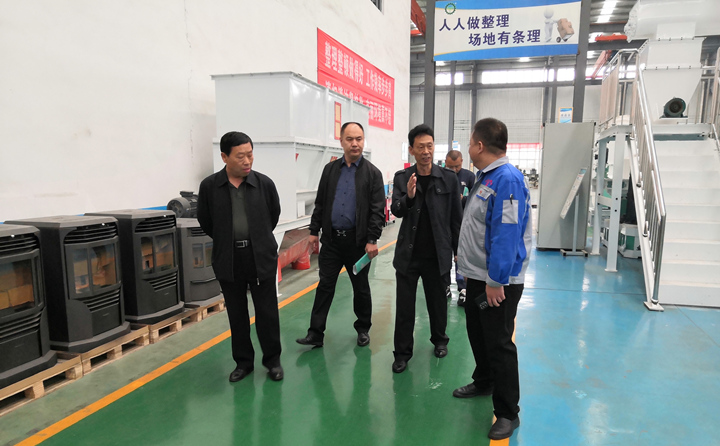 考察组一行实地参观了波肖门尾图库颗粒机展厅