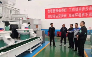 黑龙江省人大代表到山东波肖门尾图库考察农林生物质锯末颗粒机项目